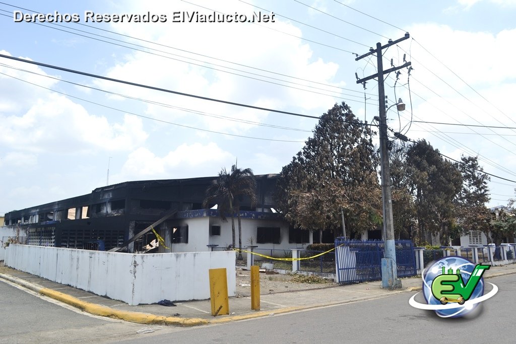 Investigan causas del incendio que destruyo uno de los depositos de empresa Caribbean Plastic Shoes en Zona Franca de Moca